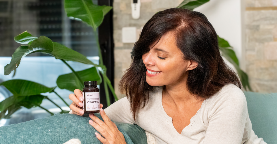 Une femme avec des compléments alimentaire pour la ménopause